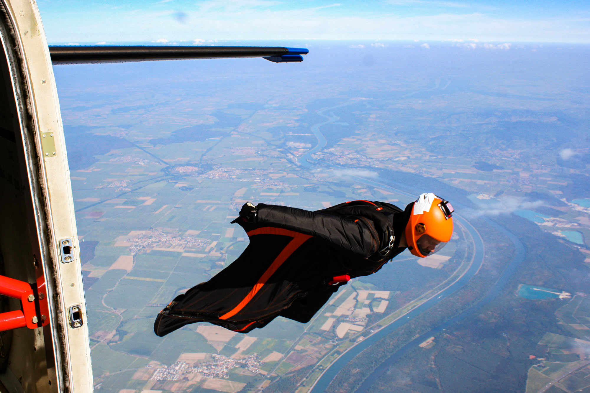 Wingsuit — eine nationale Premiere